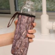 Skleněná láhev s dřevěným obalem