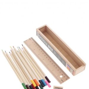 Dřevěný box s 12 pastelkami a pravítkem